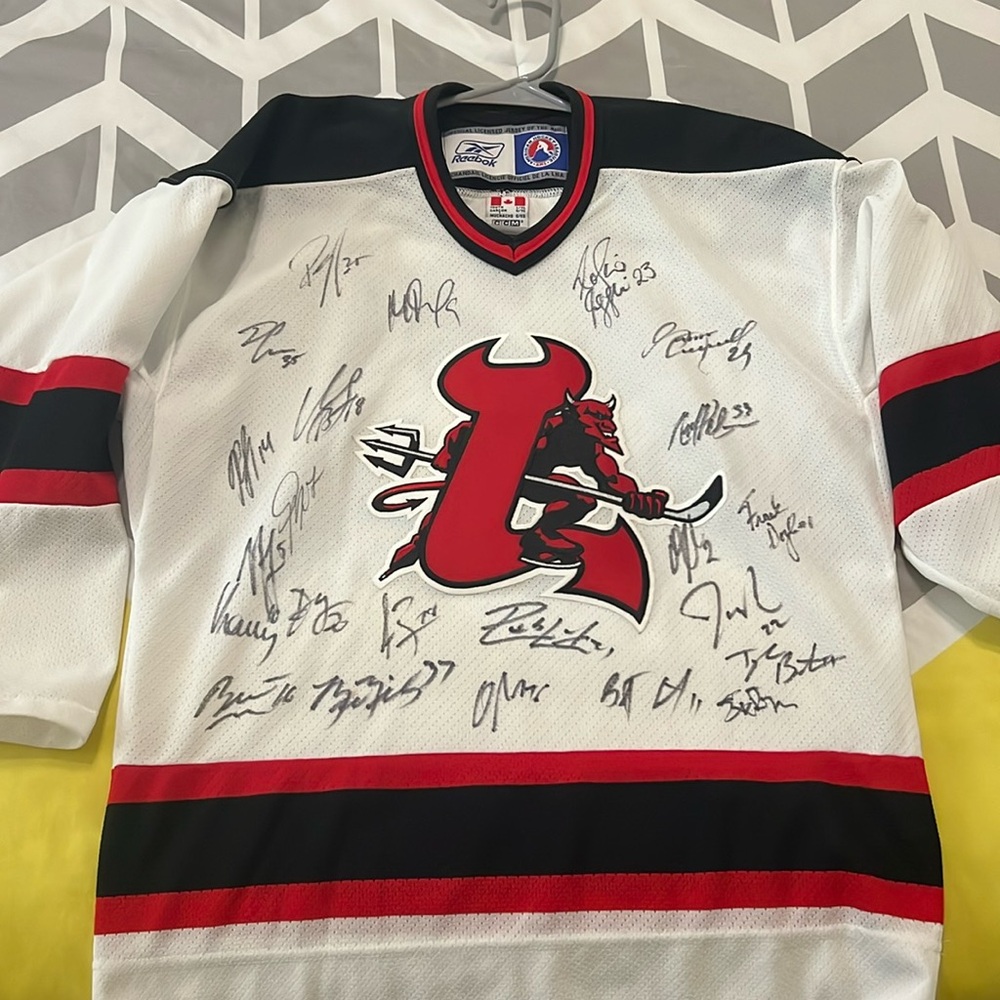 AHL New Jersey hockey jersey. Size youth XL